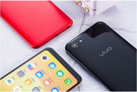 vivo Y81s圖賞：全新全面屏＋AI攝影，顏值與實力兼?zhèn)?/></p><p>主打年輕人市場的 vivo Y81s， 外觀設計以時尚潮流元素為基準，和 vivo向來傳達給人們的高顏值印象十分一致。vivo Y81s 擁有黑金色、紅寶石、香檳金三種不同配色，針對不同人群的審</p><p align=