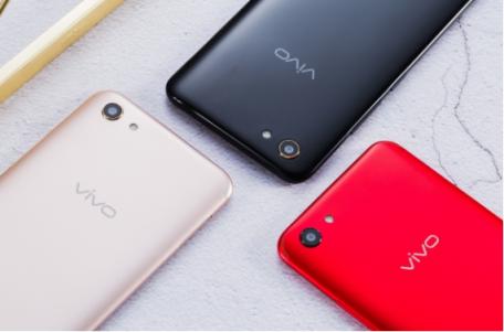 vivo Y81s圖賞：全新全面屏＋AI攝影，顏值與實力兼?zhèn)?/></p><p>美和消費習慣，黑金色版本的黑色深邃低調，非常適合男性用戶，而紅寶石色版本鮮艷前衛(wèi)，是女孩子心中所選。香檳金配色作為全新的配色，融合銀色和粉色的特質，又與市面上香檳金或者玫瑰金截然不同，獨特的配色在人群中極具辨識度。</p><p>vivo Y81s 正面使用 一塊6.22英寸的屏幕，頂端U形劉海內集成了包括前置鏡頭、聽筒、光線傳感器等在內的多款元器件。同時，新機屏幕采用的是19：9 長寬比例，左右邊框寬度也控制得極好，屏占比高達87.9%。</p><p align=