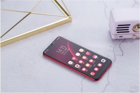 vivo Y81s圖賞：全新全面屏＋AI攝影，顏值與實力兼?zhèn)?/></p><p>除了配色上的創(chuàng)新， Y81s 機身背面形狀也沒有簡單采用平面設計，而是從后背向中框過渡的部分有個慢慢變薄的過程。一方面，這樣可以更加貼合手掌、帶來機身輕薄的體驗，另一方面，經(jīng)過磨砂涂層工藝鍛造的后蓋有一種輕微的磨砂質感，細膩卻不打滑，手感頗佳。</p><p align=