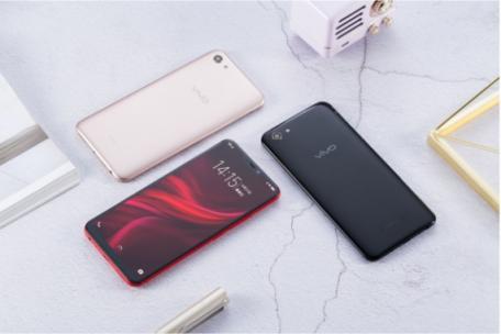 vivo Y81s圖賞：全新全面屏＋AI攝影，顏值與實力兼?zhèn)?/></p><p>Y81s 后置鏡頭擁有1300萬像素，支持自動對焦。支持慢鏡頭、延時攝影、動態(tài)照片、美顏、專業(yè)拍照、濾鏡功能，也支持超清畫質拍攝，攝影和拍照都表現(xiàn)不俗。</p><p align=