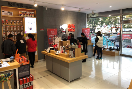 90后店長郭晨鑫：因?yàn)樾刨嚲〇|，所以選擇加盟京東專賣店