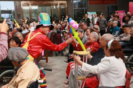 老年人搶著去 泰康“老年迪士尼”備受追捧