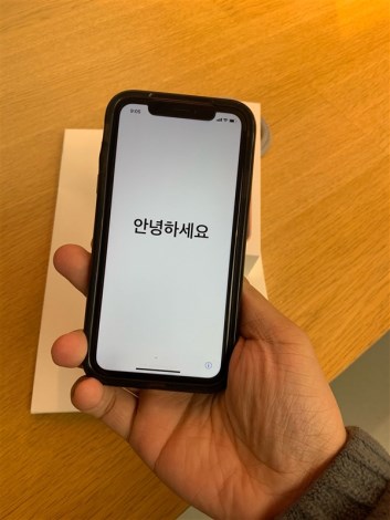 iPhone XR邊框?qū)挾攘钊酥舷?千元顏值王榮耀暢玩8C了解一下