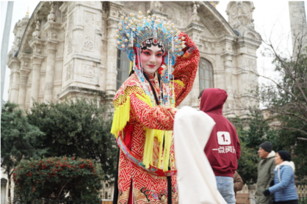 “國粹”走紅土耳其!男子鳳冠霞帔盡顯京劇花旦之美