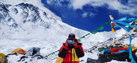 高人為峰，中國(guó)登山隊(duì)沖頂成功，榮耀30系列50倍長(zhǎng)焦見(jiàn)證珠峰新高度