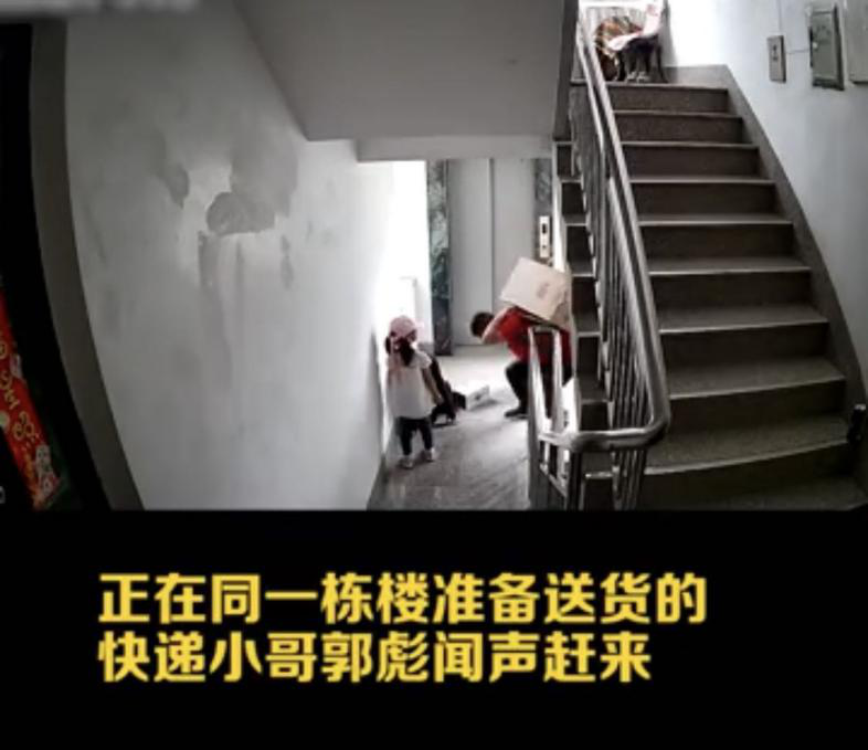 京東小哥路上播下善的種子“快遞叔叔救媽媽dan wu送空調(diào)，請您別怪他”