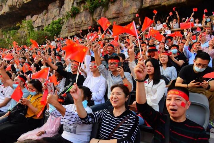 花椒直播、宋城演藝再聯(lián)動(dòng)，打造萬(wàn)人合唱共度國(guó)慶