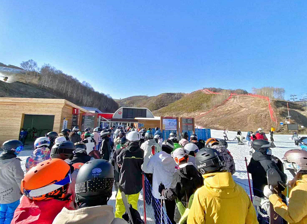 “報(bào)復(fù)性滑雪”先來了!冬奧會主場地崇禮民宿旺季提前，周末滑雪一房難求!