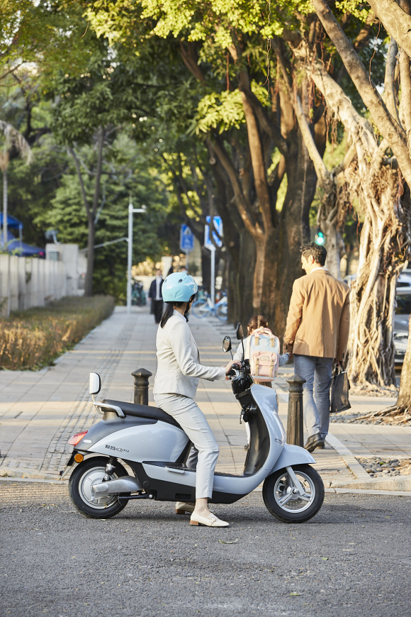 愛瑪電動(dòng)車和新日哪個(gè)好，看完這車全知道！