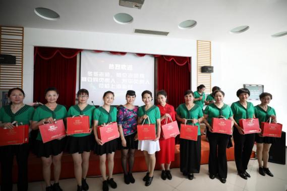 芳華老年潤(rùn)膚乳贊助上海市冬冬水兵舞義演 點(diǎn)贊銀齡風(fēng)采