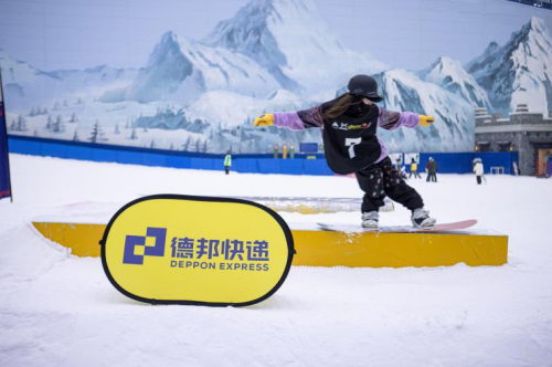 炎炎夏日與“雪友”暢快滑雪，德邦快遞助力淡季滑雪需求