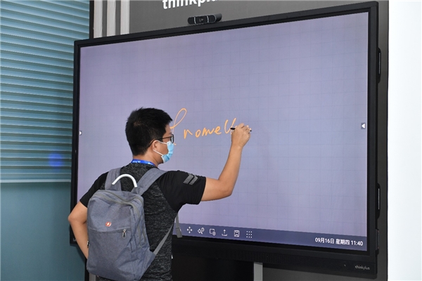 聯(lián)想劉嘉出席商用顯示系統(tǒng)產(chǎn)業(yè)領(lǐng)袖峰會，壯言thinkplus志在商用大屏“普及者”！