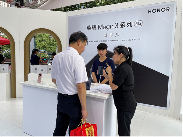 榮耀Magic3新品在線下領(lǐng)銜亮相 京東之家金秋人氣火爆湘江