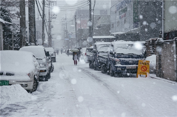 大雪節(jié)氣將至，雅迪冠能二代E8拉響“冬季續(xù)航保衛(wèi)戰(zhàn)”