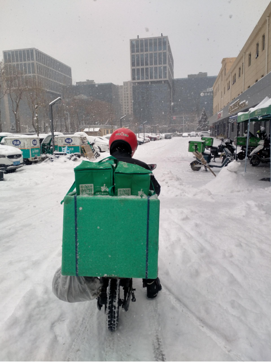 北京降雪  叮咚買菜為小哥準備保暖衣物、紅糖姜茶等全套防寒物資