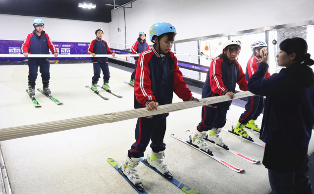 雪樂山“冰雪進(jìn)校園”順利開展，3000多名學(xué)生集體感受滑雪運(yùn)動