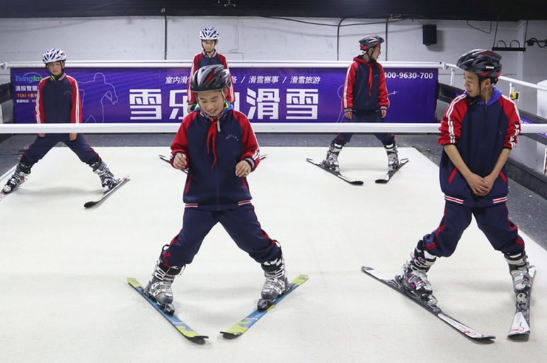 雪樂山“冰雪進(jìn)校園”順利開展，3000多名學(xué)生集體感受滑雪運(yùn)動