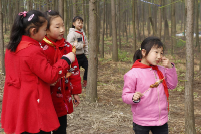 踏春郊游，五香居為留守兒童送上美食和關(guān)愛