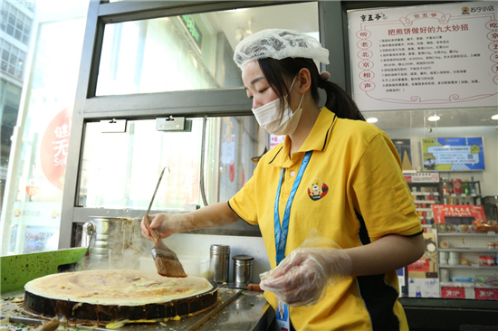 蘇寧小店的“煎餅西施”：一分鐘一張餅，顧客排隊(duì)來圍觀