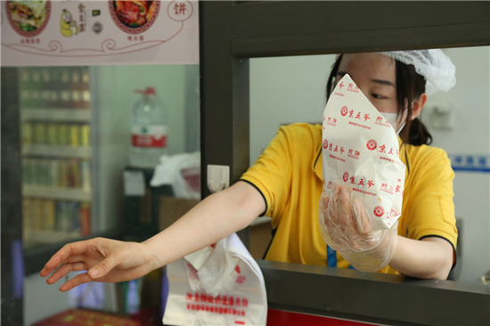 蘇寧小店的“煎餅西施”：一分鐘一張餅，顧客排隊(duì)來圍觀