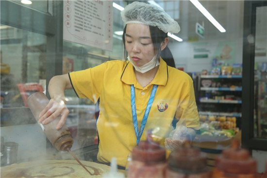 蘇寧小店的“煎餅西施”：一分鐘一張餅，顧客排隊(duì)來圍觀