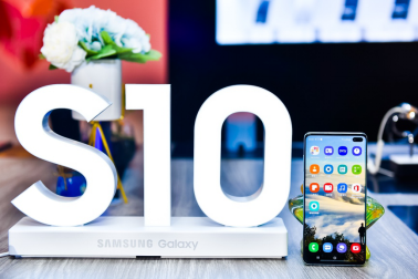 超值！三星Galaxy S10系列1000元換新補(bǔ)貼、24期免息等你來(lái)?yè)?/></p><p><strong>超感官全視屏 極致視覺(jué)體驗(yàn)</strong></p><p>三星的屏幕一直是業(yè)界最強(qiáng)，沒(méi)有之一。此次三星Galaxy S10系列的超感官全視屏采用了屏內(nèi)開(kāi)孔設(shè)計(jì)，將前置攝像頭和傳感器隱藏在屏下開(kāi)孔內(nèi)，使整個(gè)屏幕看起來(lái)更加渾然一體，保證手機(jī)外觀顏值高的同時(shí)，也為用戶在觀看視頻和游戲時(shí)帶來(lái)置身影院般的沉浸式體驗(yàn)。三星Galaxy S10系列的超感官全視屏還擁有真實(shí)生動(dòng)的艷麗畫(huà)面，細(xì)節(jié)更加清晰富有層次感，并且通過(guò)了HDR10+認(rèn)證，可在各種場(chǎng)景中實(shí)現(xiàn)動(dòng)態(tài)色調(diào)映射;暗光環(huán)境下，能提供令人滿意的逼真色彩與對(duì)比度，在明亮的日光下屏幕依然可以清晰的觀看影像細(xì)節(jié)。</p><p align=