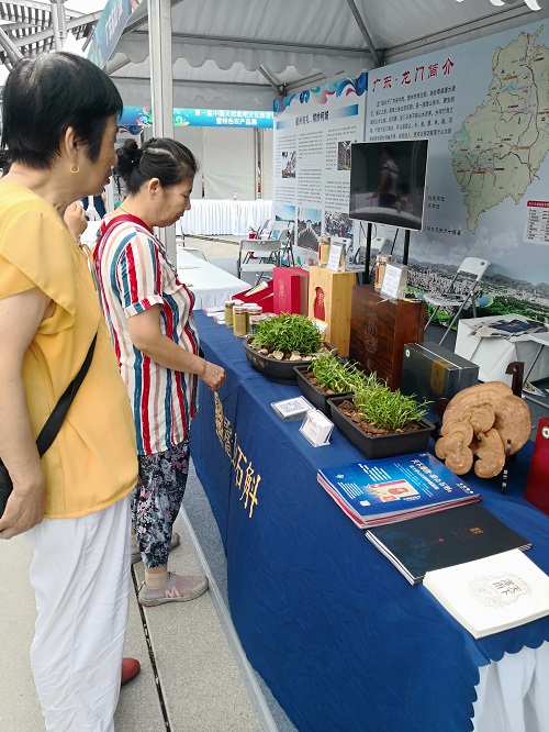 全國(guó)天然氧吧縣霍山攜地產(chǎn)藥材天下澤雨霍山石斛亮相北京奧林匹克國(guó)家森林公園