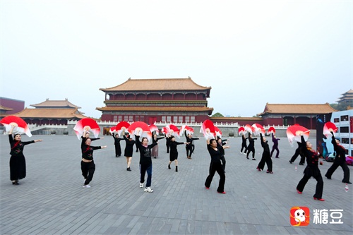 糖豆APP中老年樹(shù)新風(fēng) 年度舞蹈大秀盡顯錦繡芳華